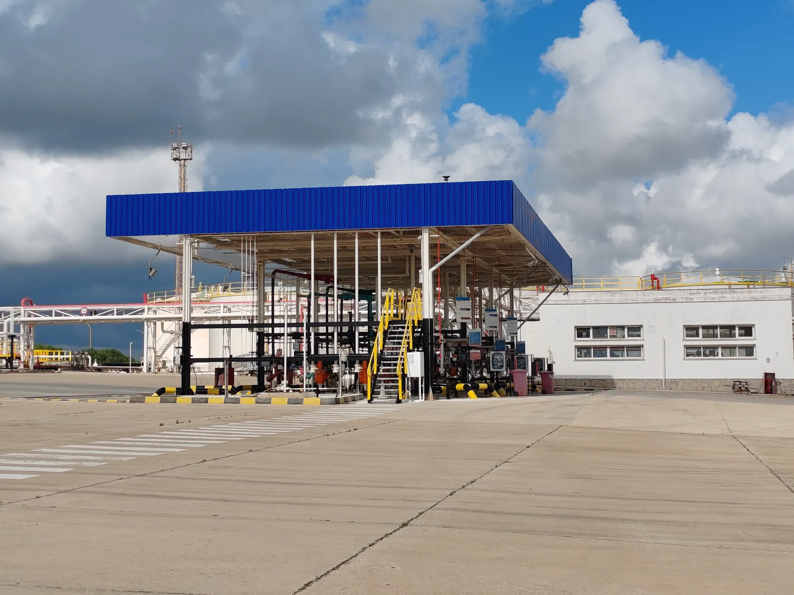 Renovación de cubierta y peto de cargadero por chapa HDX en Exolum Mahón - imagen 3