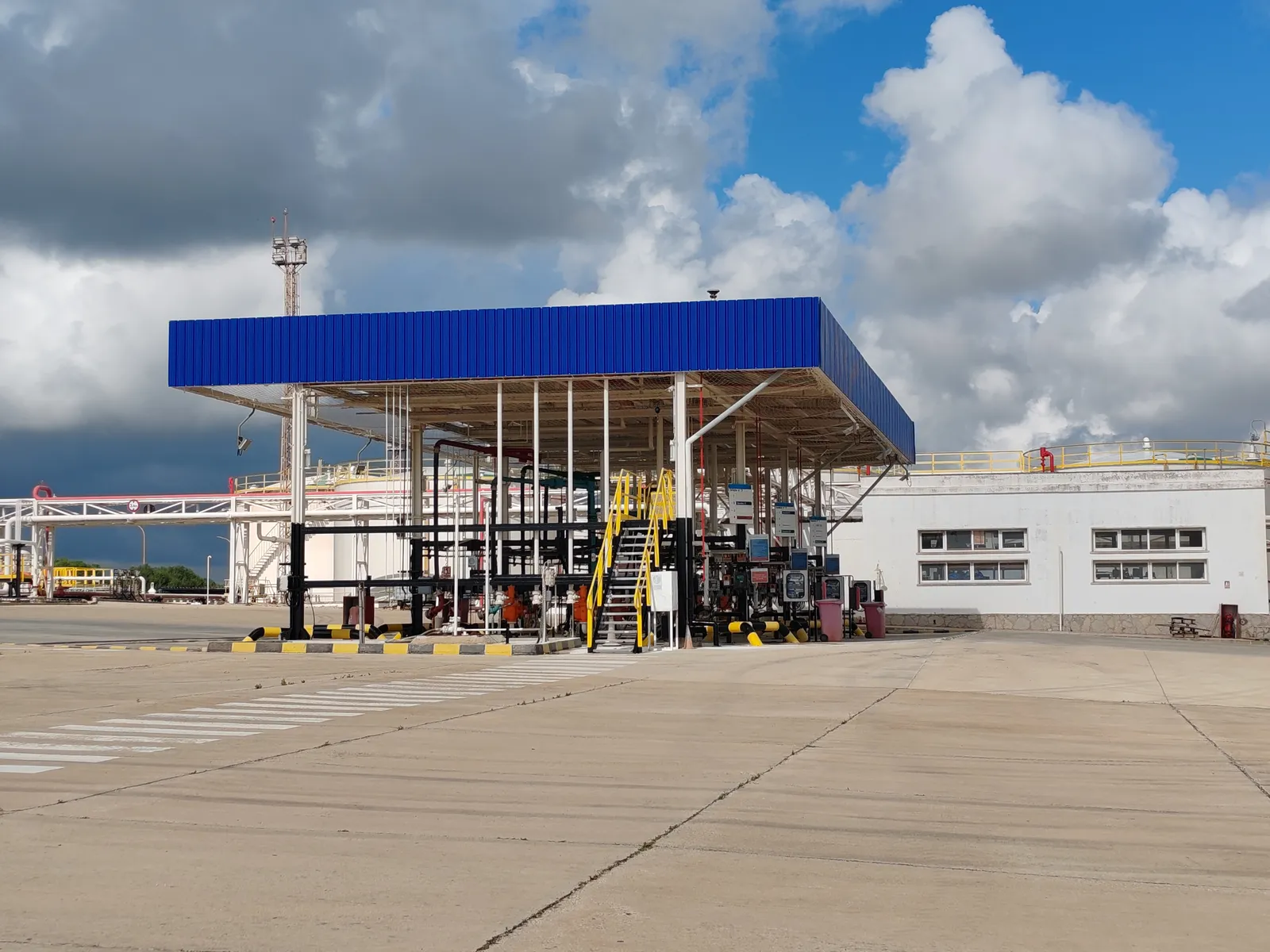 Renovación de cubierta y peto de cargadero por chapa HDX en Exolum Mahón - imagen 4