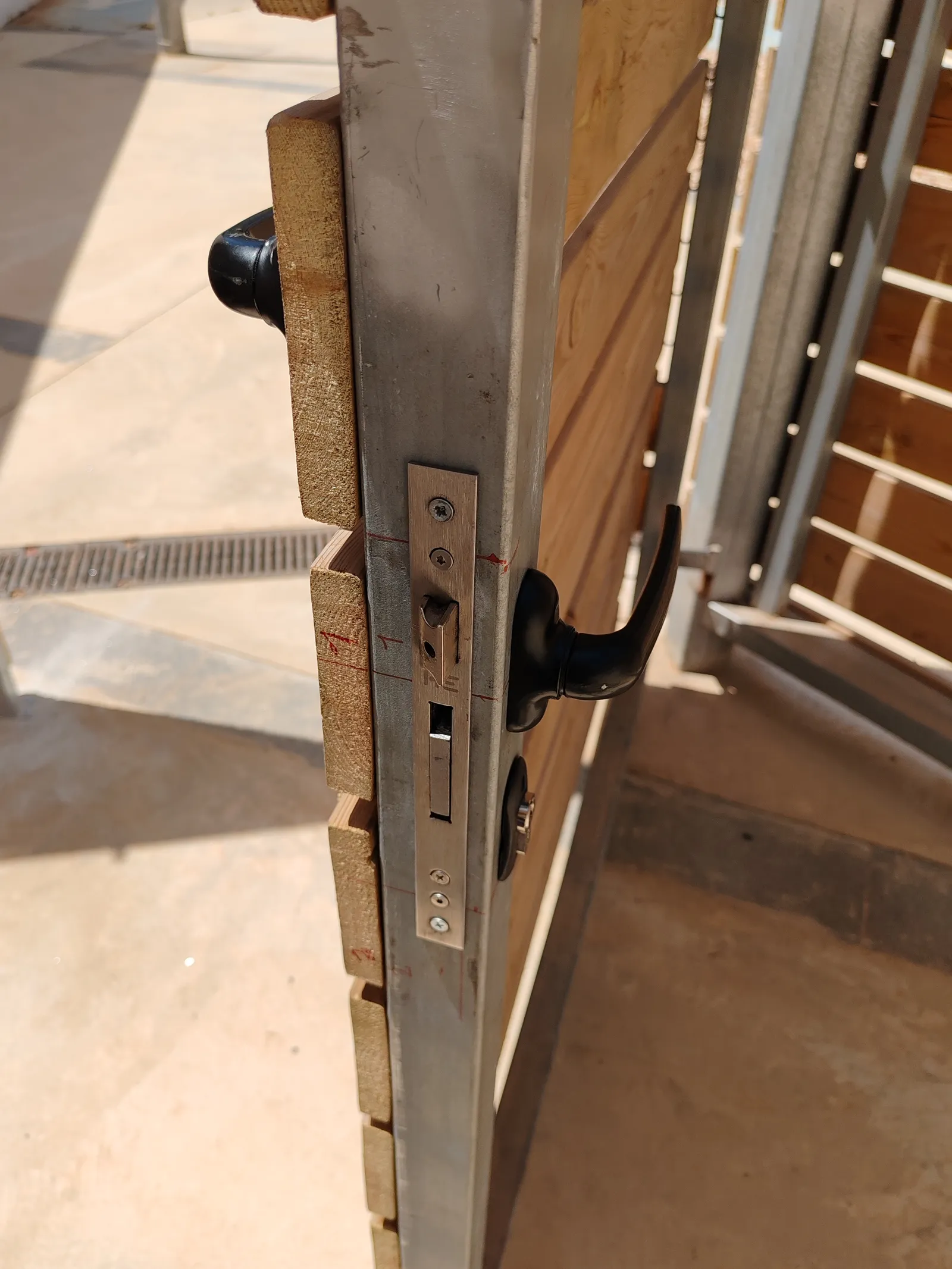 Reparacion y modificacion de puerta de estructura galvanizada con recubrimiento de madera en Mahon Menorca, edificio del Ibavi. - imagen 5