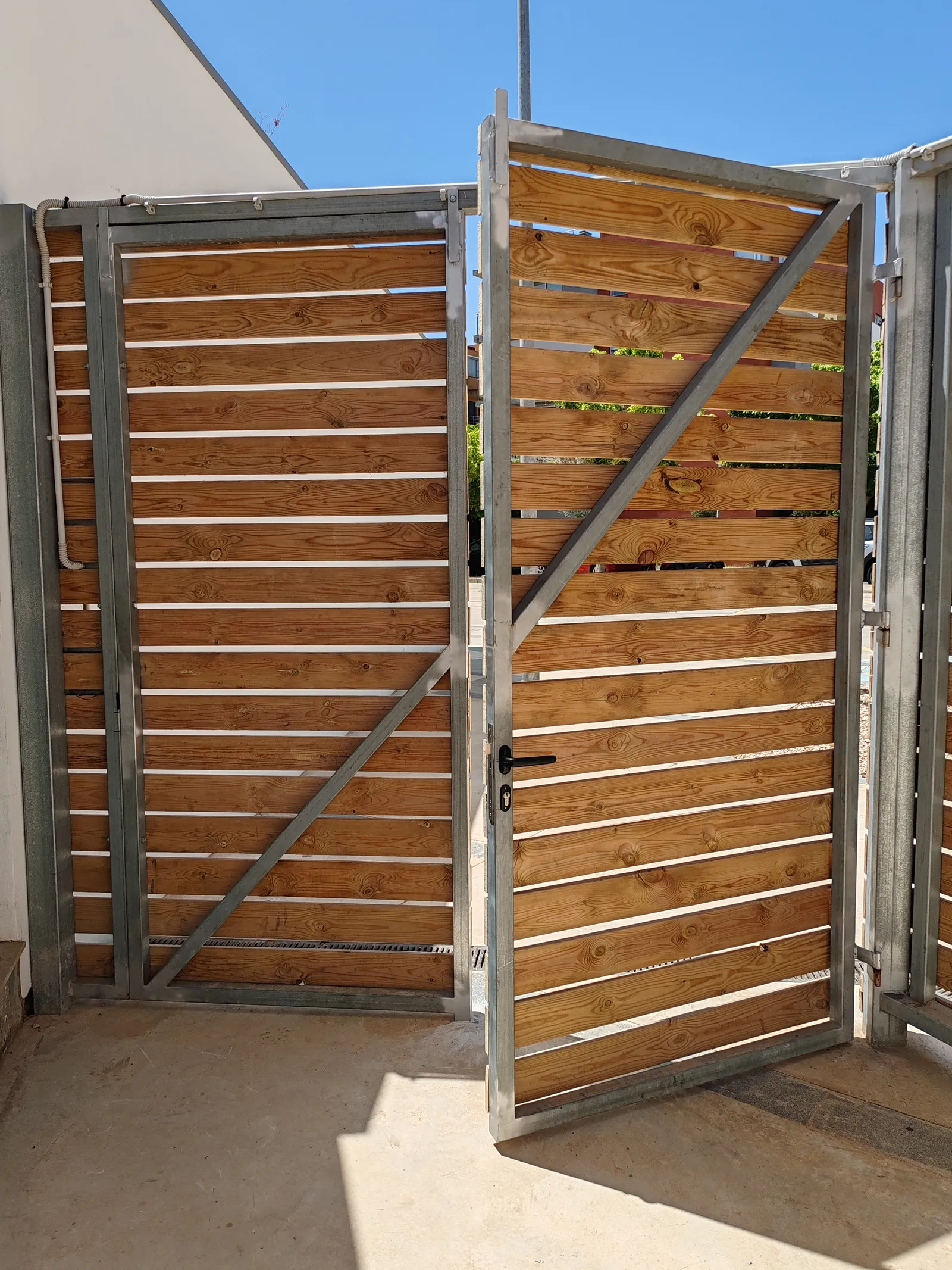 Reparacion y modificacion de puerta de estructura galvanizada con recubrimiento de madera en Mahon Menorca, edificio del Ibavi. - imagen 7